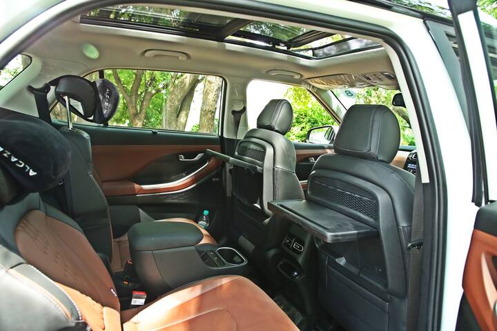 अन्य जगहों पर आपको 10.25-इंच की टच स्क्रीन मिलती है जिसमें वास्तव में अच्छा टच एक्सपीरिएंस देती है. स्क्रीन में सभी जानकारी होती है लेकिन विशेष रूप से नया 360 डिग्री कैमरा एक सुंदर बड़ी डिस्प्ले के साथ बेहद खास है. 64 कलर एम्बिएंट लाइटिंग भी इसमें प्रीमियम फीचर है. फिचर लिस्ट में पैनोरैमिक सनरूफ भी शामिल है जिसे आप वॉयस कमांड से खोल सकते हैं. एक Bose 8-स्पीकर ऑडियो सिस्टम, क्लामेट कंट्रोल, ब्लूलिंक कनेक्टेड टेक्नोलॉजी, ओटीए मैप अपडेट, पावर्ड ड्राइवर सीट, हवादार सामने की सीटें, वायरलेस चार्जिंग, इलेक्ट्रिक पार्किंग ब्रेक, एयर प्यूरीफायर, 6 एयरबैग, ESC, हिल स्टार्ट असिस्ट, टायर प्रेशर मॉनिटरिंग सिस्टम इसके खास फीचर्स हैं.