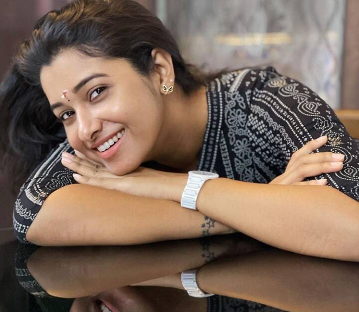ஒட்டடையின் மேலே பட்டாம்பூச்சி பார்க்கிறேன்