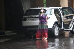 बर्थडे गर्ल Karisma Kapoor बुआ रीमा जैन के घर पर हुईं स्पॉट, खूबसूरत आउटफिट में देखकर याद आई हीरो नंबर 1 की ‘मीना’