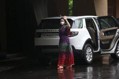 बर्थडे गर्ल Karisma Kapoor बुआ रीमा जैन के घर पर हुईं स्पॉट, खूबसूरत आउटफिट में देखकर याद आई हीरो नंबर 1 की ‘मीना’