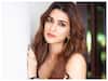 Kriti Sanon मिनी ड्रेस में कई बार अपने परफेक्ट फिगर को कर चुकी हैं फ्लॉन्ट, देखें उनकी खूबसूरत तस्वीरें