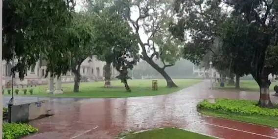 মাঝারি থেকে ভারি বৃষ্টির পূর্বাভাস রয়েছে দার্জিলিং, কালিম্পং, আলিপুরদুয়ার ,কোচবিহার ও জলপাইগুড়ি জেলাতে।