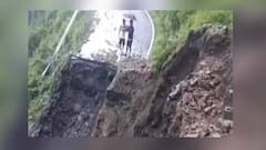 Darjeeling Landslide: দার্জিলিংয়ে রাস্তায় ধস নেমে বন্ধ শিলিগুড়িগামী মূল সড়ক