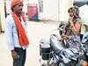 कैमूरः बाइक के पास खड़ी महिला को बदमाशों ने धक्का देकर गिराया, डिक्की से उड़ाए 2.50 लाख रुपये
