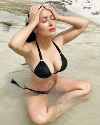 ब्रेस्ट साइज बढ़ने पर ट्रोल हुईं ये एक्ट्रेस 4 Salma Hayek News: ब्रेस्ट साइज बढ़ने पर ट्रोल हुईं ये एक्ट्रेस तो दिया करारा जवाब, कहा- ये नेचुरल हैं
