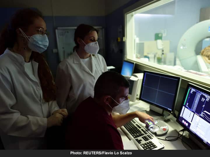 इजिप्तचे पिरॅमिड्स आणि त्यातील ममी म्हणजे एक प्रकारचं गूढच आहे. अशाच एका तीन हजार वर्षांपूर्वीच्या ममीचे CT scan तंत्रज्ञानाच्या सहाय्याने रहस्य उलघडण्याचा प्रयत्न करण्यात आला आहे. Photo : REUTERS/Flavio Lo Scalzo