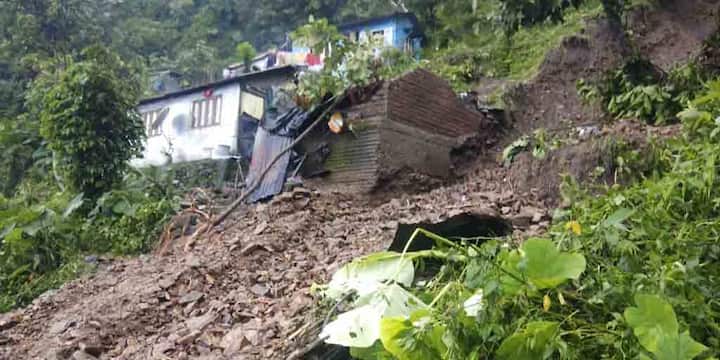 পাশাপাশি শিলিগুড়ি থেকে মিরিক হয়ে দার্জিলিং যাওয়ার রাস্তা খোলা রয়েছে। (তথ্য ও ছবি- মোহন প্রসাদ, কার্শিয়ং)