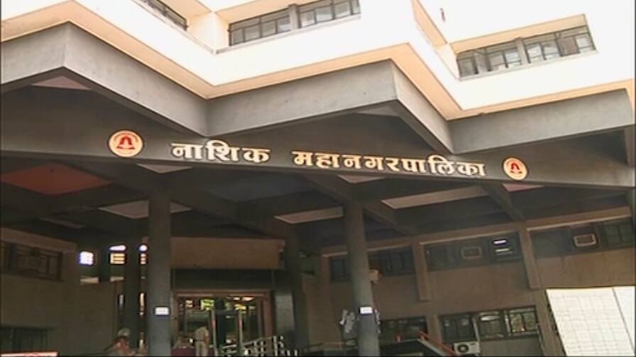 नाशिकमध्ये नगरसेवकांची चमकोगिरी! काहीही संबंध नसताना लसीकरणाबाबत शहरभर होर्डिंग्स corona Vaccination illegal hoarding in nashik by corporators to take credit नाशिकमध्ये नगरसेवकांची चमकोगिरी! काहीही संबंध नसताना लसीकरणाबाबत शहरभर होर्डिंग्स