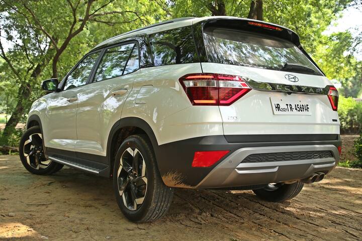 अब बात करते हैं पेट्रोल इंजन की. यह Alcazar की जान है.  159hp/191Nm के साथ पावर के मामले में दूसरों को कड़ी टक्कर देता है.  स्पोर्ट्स मोड में Alcazar बहुत फास्ट है. इसमें तीन मोड दिए गए हैं. इसका ईको मोड भी खराब नहीं है. गियरबॉक्स कुल मिलाकर बहुत स्मूथ हैं और इस पेट्रोल इंजन के साथ अच्छी तरह मेल खाते हैं. इसके अलावा प्रतिद्वंद्वियों की तुलना में शॉर्ट टर्निंग रेडियस भी शहर में एल्केजर को चलाना आसान बनाता है.