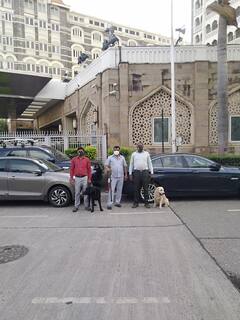 Photo : 'ताजमध्ये बंदुका घेऊन दोन जण घुसणार!' 14 वर्षाच्या मुलाच्या फोनमुळं खळबळ