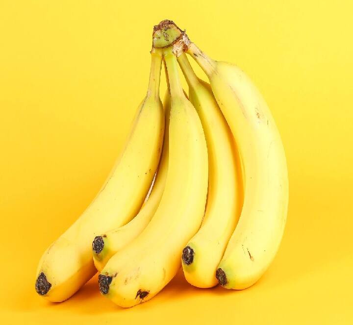 કેળા એવું ફળ છે, જેને ફ્રિજમાં ક્યારેય ન રાખવા જોઇએ. કેળાં ફ્રિજમાં રાખવાથી ઝડપથી કાળાં પડી જાય છે. કેળાના ડંઠલમાંથી ઇથાઇલીન ગેસ નીકળે છે. જે બીજા ફળોને પણ ઝડપથી પકવી દે છે. જેથી કેળાને બીજા ફળોથી દૂર અને ફ્રિજમાં ન રાખવા જોઇએ.