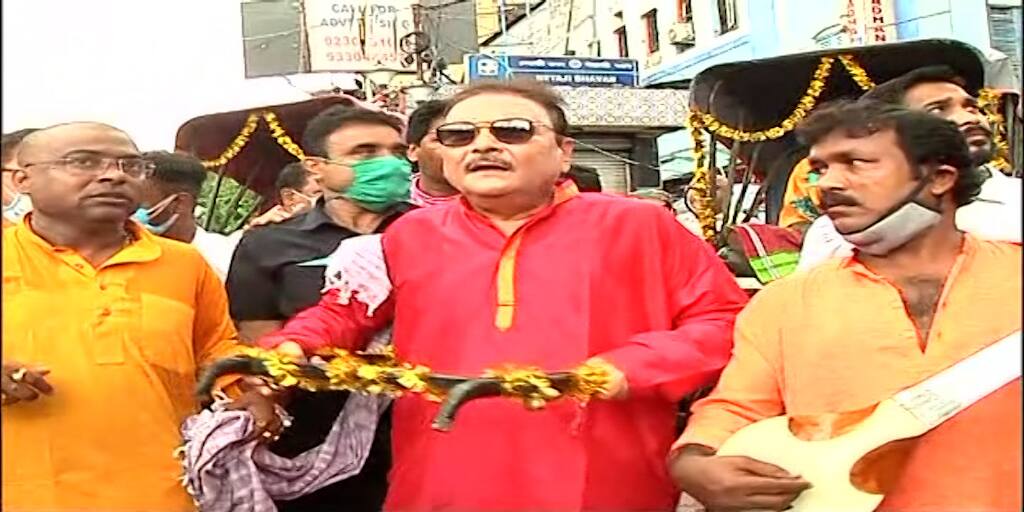 Petrol Diesel Price Hike: পেট্রোপণ্যের মূল্যবৃদ্ধির অভিনব প্রতিবাদ, রিকশা চালালেন মদন মিত্র TMC MLA Madan Mitra pulls Rickshaw to protest price hike of petrol and diesel Petrol Diesel Price Hike: পেট্রোপণ্যের মূল্যবৃদ্ধির অভিনব প্রতিবাদ, রিকশা চালালেন মদন মিত্র