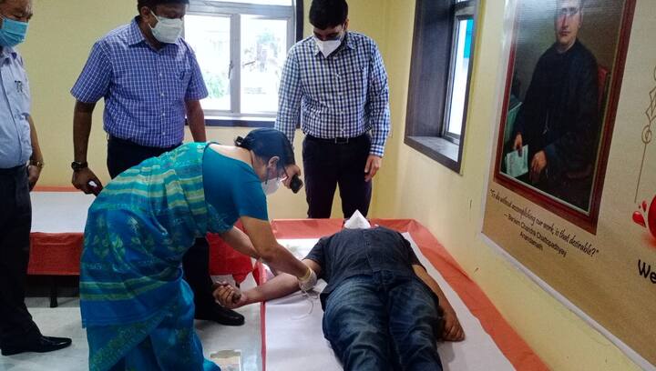 করোনা আবহের মাঝে বিভিন্ন ব্ল্যাড ব্যাঙ্কের রক্ত সংকট দূর করতে বিশেষ উদ্যোগ কোচবিহারের ডব্লিউবিসিএস আধিকারিকদের (তথ্য ও ছবি-শুভেন্দু ভট্টাচার্য)
