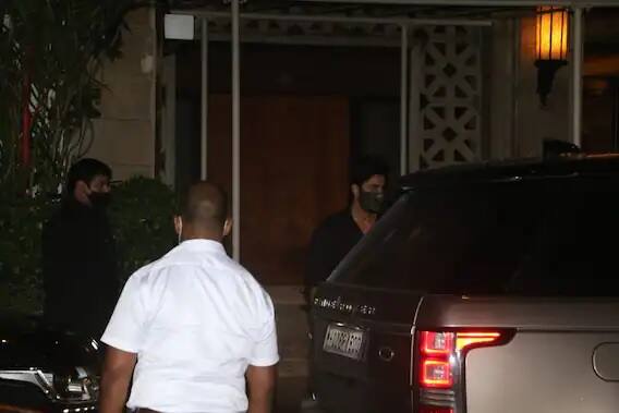 গত রাতে অর্জুনের জন্মদিনের পার্টিতে যোগ দিতে দেখা গেল আলিয়া ভট্ট ও রণবীর কপূরকে। রণবীরের পরনে ছিল কালো পোশাক। অন্যদিকে, আলিয়াকে দেখা গিয়েছে সাদা টপে। (ছবি-মানব মঙ্গলানি)