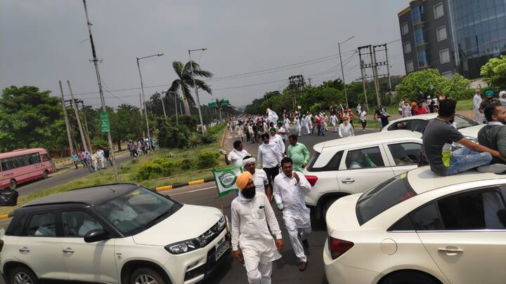 ਕਿਸਾਨਾਂ ਨੇ ਪੁਲਿਸ ਵਲੋਂ ਲਗਾਈ ਗਈ ਬੈਰੀਕੇਡਿੰਗ ਤੋੜ ਦਿੱਤੀ ਹੈ।