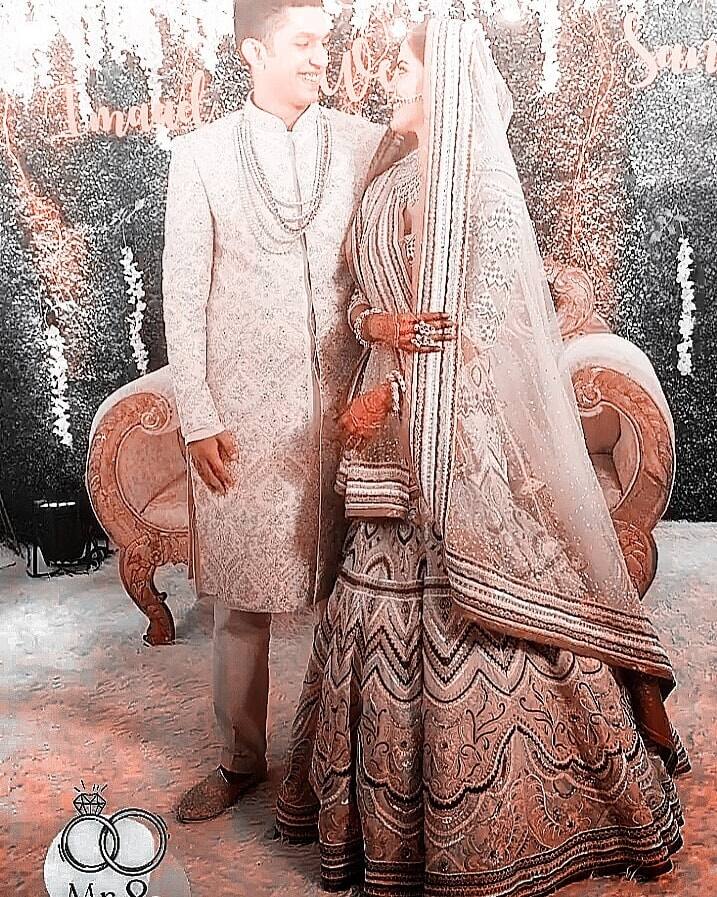 इन तस्वीरों में सना सैय्यद और इमाद शम्सी फोटो के लिए पोज देते हुए नजर आए.