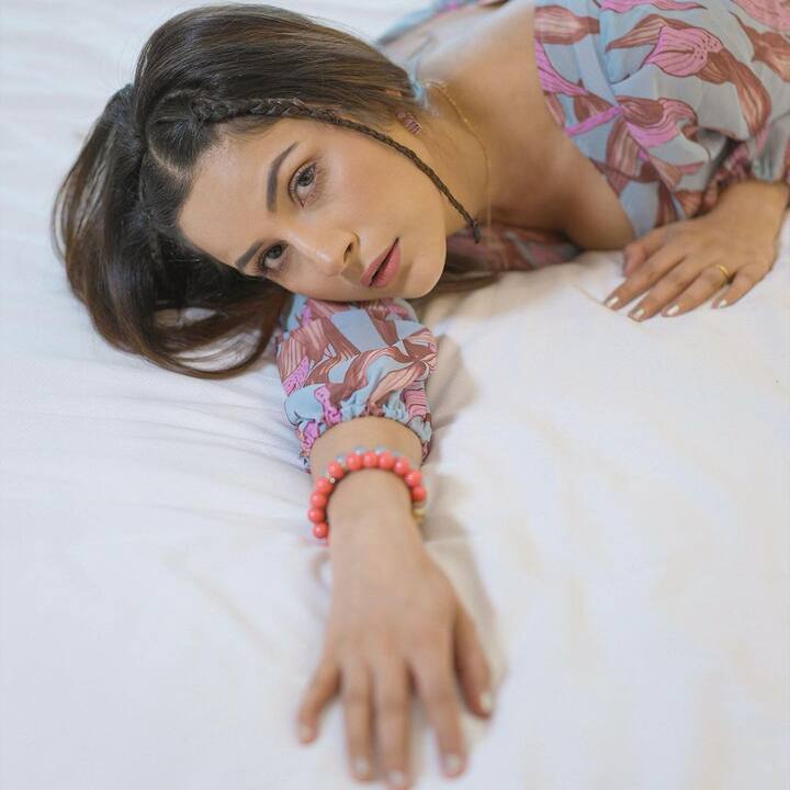 शहनाज गिल ने हल्का मेकअप किया है और गले में एक नेकलेस पहना हुआ है. इसके साथ ही उन्होंने अपने दाईं हाथ की कलाइयों में बड़ी मोतियों से बने कड़े पहने हुए हैं.