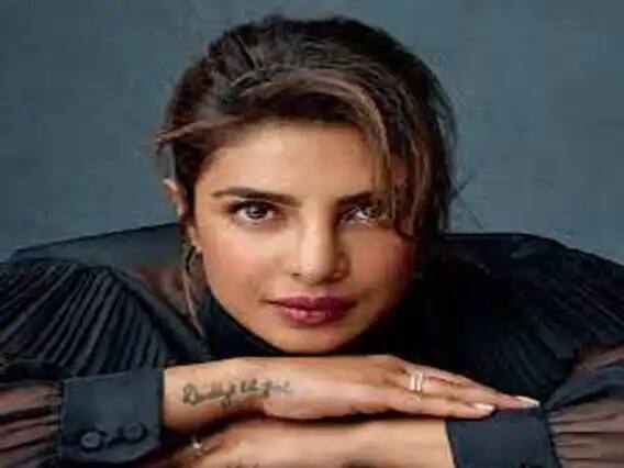 প্রিয়াঙ্কা চোপড়া। ২০০০ সালে মিস ওয়ার্ল্ড খেতাব জিতে প্রথম লাইম লাইটে আসা। এর পর ফিল্ম ইন্ডাস্ট্রিতে পা। ইন্ডাস্ট্রিকে একের পর এক হিট ছবি দিয়ে এখন হলিউডেও পাড়ি জমিয়েছেন এই অভিনেত্রী।