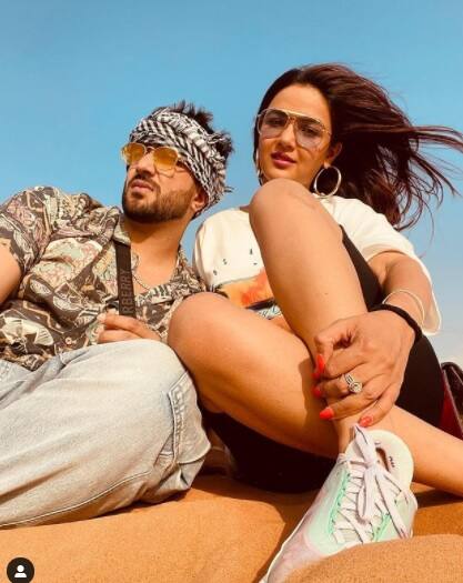 Jasmine & Aly Goni spotted at airport leaving for birthday celebration