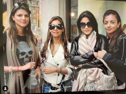 महीप कपूर ने गौरी खान और सीमा खान के साथ खूबसूरत तस्वीर पोस्ट की, देखें कितनी खूबसूरत लग रही हैं बॉलीवुड वाइव्स Maheep Kapoor shares unseen throwback picture with Gauri Khan and Seema Khan: 'Miss London in the summer' महीप कपूर ने गौरी खान और सीमा खान के साथ खूबसूरत तस्वीर पोस्ट की, देखें कितनी खूबसूरत लग रही हैं बॉलीवुड वाइव्स