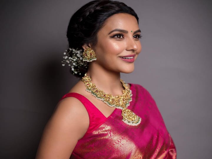 ப்ரியா ஆனந்த் அவர்களுக்கு சிறுவயதில் இருந்தே சினிமாவிலும், அதன் தொழில்நுட்பத்திலும் நிறையவே ஆர்வம் இருந்தது.