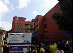 सेंट जोसेफ हायस्कूलची दादागिरी; फी न भरणाऱ्या विद्यार्थ्यांना ॲानलाईन शिक्षणातून बाहेर काढलं; जाब विचारायला गेलेल्या पालकांना शाळेत कोंडलं