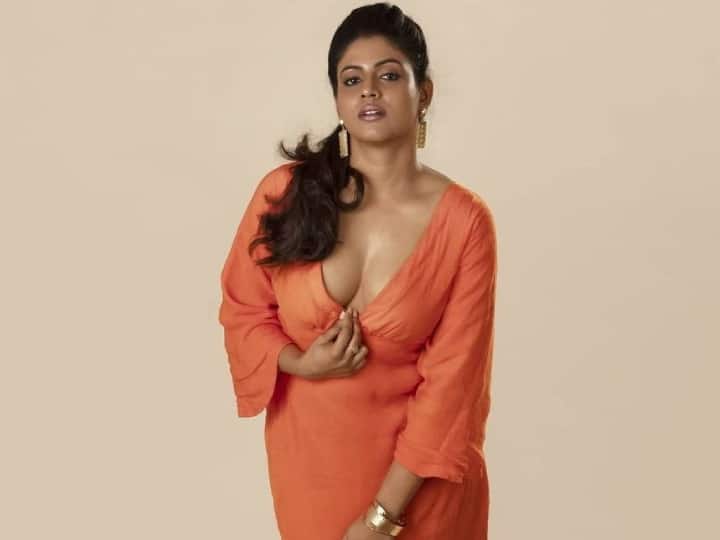 சைரா என்ற மலையாள படத்தின் மூலம் திரையுலகில் அறிமுகமானார்.