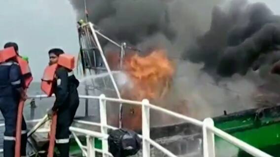 गॅस सिलेंडरच्या स्फोटाने मच्छीमारांच्या बोटीला आग, तटरक्षक दलाच्या सतर्कतेमुळे 10 खलाशी बचावले