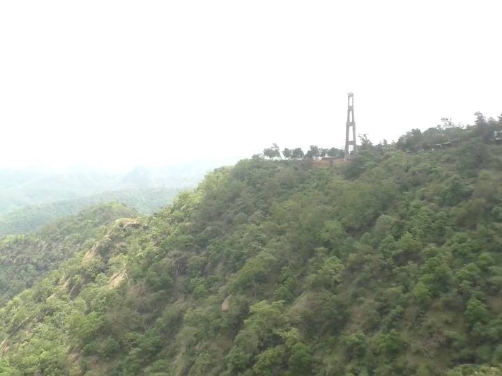 मेळघाटच्या चिखलदरातील गोराघाट पॉईंट पासून ते हरीकेन पॉईंटपर्यंत स्काय वॉक 407 मीटरचा हा प्रकल्प 2018 मध्ये प्रस्तावीत करण्यात आला आहे. यासाठी 34.34 कोटी रुपये खर्च होणार आहे. याचे जलद गतीने काम देखील सुरू आहे. (ड्रोन सौजन्य राहुल ढवळे)