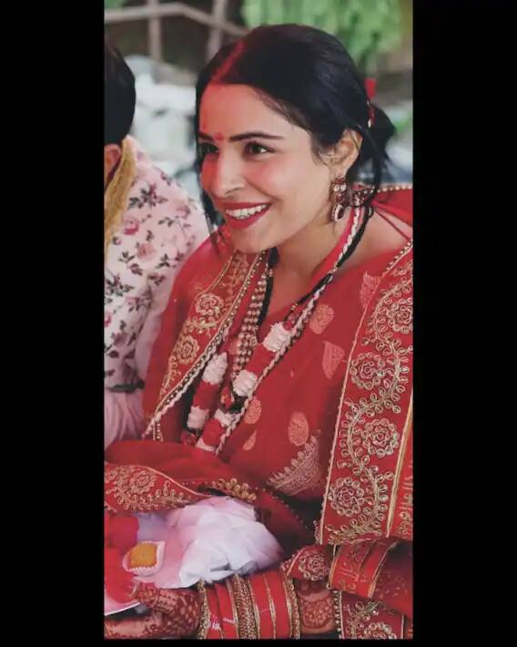 इशिताने लाल रंगाची साडी नेसली आहे. यामध्ये इशिता सुंदर दिसत आहे. इशिताने फोटो शेअर करताना 'ऑल माय लव' असे कॅप्शन लिहिले आहे. (PIC Credit: Ishita Kumar's Instagram)