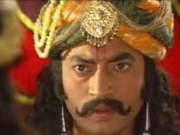 Irrfan Khan- हासिल, मकबूल और हिंदी मीडियम जैसी न जाने कितनी ही दमदार फिल्में बॉलीवुड को देने वाले इरफान खान भी पहले टीवी सीरियल में नजर आए थे. उन्होंने चाणक्य, भारत एक खोज, सारा जहां हमारा, बनेगी अपनी बात और चंद्रकांता में काम किया था. (फोटो - सोशल मीडिया)