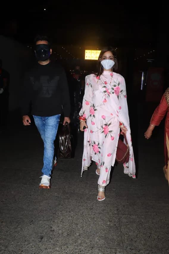অন্যদিকে ডেনিম ও সোয়েটশার্টে দেখা যায় আদিত্যকে। স্যোশাল মিডিয়ায় নিজেদের বিয়ের কথা জানিয়ে অনুরাগীদের চমকে দিয়েছিলেন এই জুটি।