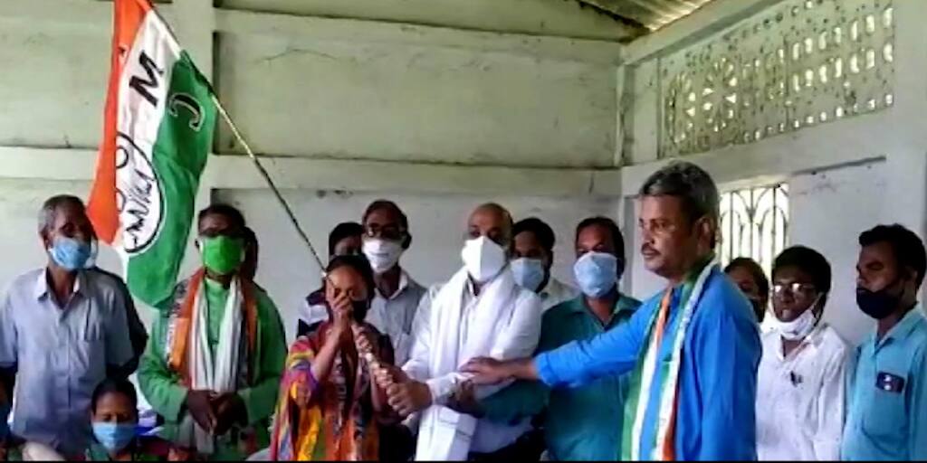 BJP member joins TMC, ruling party captures Chhatri panchayat in Jhargram Jhargram: উপপ্রধানের দলবদল, বিজেপির হাতে থাকা  ঝাড়গ্রামের ছত্রী পঞ্চায়েতের দখল নিল তৃণমূল