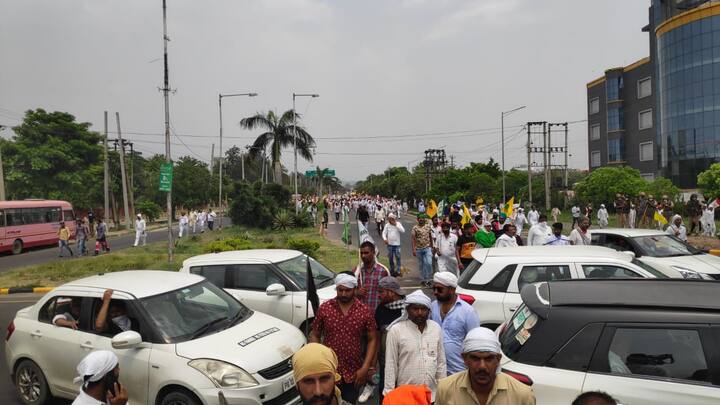 ਗਵਰਨਰ ਨੂੰ ਮੰਗ ਪੱਤਰ ਸੌਂਪਣ ਲਈ ਪੰਜਾਬ ਤੋਂ ਵੱਡੀ ਗਿਣਤੀ 'ਚ ਕਿਸਾਨ ਚੰਡੀਗੜ੍ਹ ਦਾਖਿਲ ਹੋ ਗਏ ਹਨ।