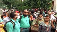 SSC: বাতিল হওয়া মেধা তালিকায় থাকলেও নতুন তালিকা থেকে উধাও নাম! স্কুল সার্ভিস কমিশনের দফতরের সামনে চাকরিপ্রার্থীদের জমায়েত