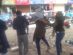 बहिणीला छेडणाऱ्याला तरुणीने धू धू धुतलं, रुद्रावतार पाहून दुसऱ्या टवाळखोराचा पोबारा