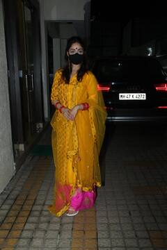 पीला सूट, माथे पर बिंदिया और लाल चूड़ी….बेहद शानदार है नई नवेली दुल्हन Yami Gautam की शादी की बाद सामने आई ये तस्वीर