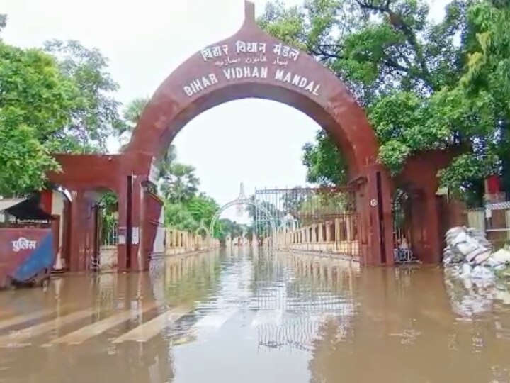 Patna Rain: पटना मूसलाधार बारिश से डूबीं सड़कें, बिहार विधान मंडल के साथ डिप्टी CM के आवासीय परिसर में घुसा पानी