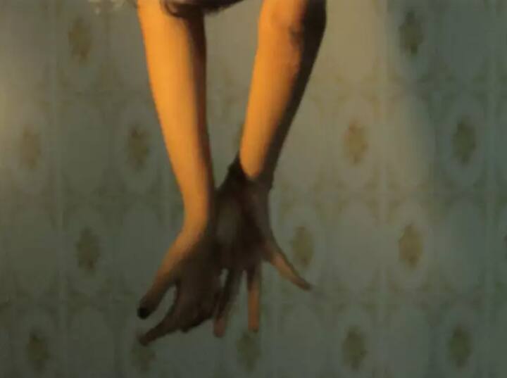 விரல்களை பிடித்தப்படி கைகளை நீட்டி மடக்கி பயிற்சி செய்யலாம்