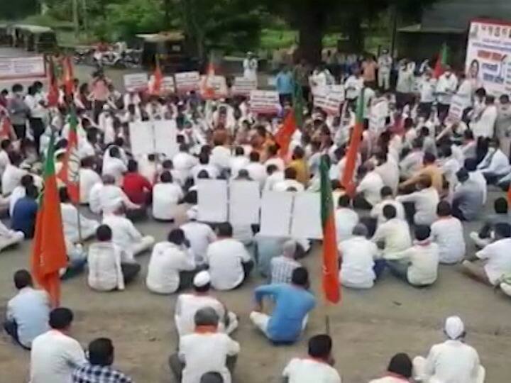 राज्यातील स्थानिक स्वराज्य संस्थांमधील ओबीसींचं राजकीय आरक्षण संपुष्टात आल्यानं राजकारण चांगलंच तापलं आहे. यावरुन भाजपने आज राज्यभरात चक्काजाम आंदोलन केलं.