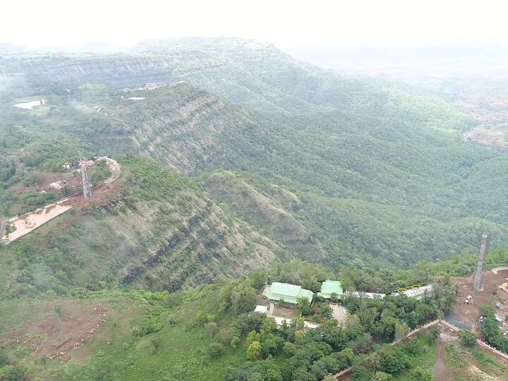 चिखलदरा पर्यटन विकासाच्या आराखड्यात स्काय वॉकचा समावेश करण्यात आला आहे. पर्यटनाच्या दृष्टीने चिखलदरा येथे दोन टेकड्यांना जोडणारा हा भारतातील पहिला स्काय वॉक राहणार आहे. गोरा घाट पॉईंट पासून तर हरिकेन पॉईंट पर्यंत पाचशे मीटरचा हा स्कायवॉक असणार आहे. पुढील वर्षात स्कायवॉक पर्यटनासाठी तयार असणार आहे. (ड्रोन सौजन्य राहुल ढवळे)