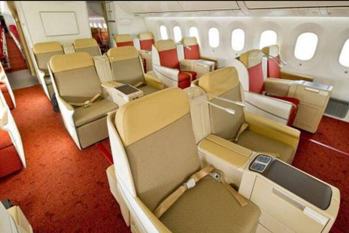 ਭਾਰਤ ਨੇ 23 ਮਾਰਚ, 2020 ਨੂੰ ਆਪਣੀਆਂ ਨਿਰਧਾਰਤ ਅੰਤਰ ਰਾਸ਼ਟਰੀ ਉਡਾਣਾਂ ਨੂੰ ਮੁਅੱਤਲ ਕਰ ਦਿੱਤੀਆਂ ਸੀ, ਜਦੋਂ ਕੋਰੋਨਾ ਦੀ ਪਹਿਲੀ ਲਹਿਰ ਦੇਸ਼ ਵਿੱਚ ਆਈ ਹਾਲਾਂਕਿ, ਵੰਡੇ ਭਾਰਤ ਮਿਸ਼ਨ ਦੇ ਤਹਿਤ ਮਈ 2020 ਤੋਂ ਵਿਸ਼ੇਸ਼ ਅੰਤਰਰਾਸ਼ਟਰੀ ਉਡਾਣਾਂ ਚੱਲ ਰਹੀਆਂ ਹਨ ਅਤੇ ਜੁਲਾਈ 2020 ਤੋਂ ਲਗਪਗ 27 ਦੇਸ਼ਾਂ ਨਾਲ ਹਵਾਈ ਬੁਲਬੁਲਾ ਸਮਝੌਤੇ ਕੀਤੇ ਗਏ ਹਨ।