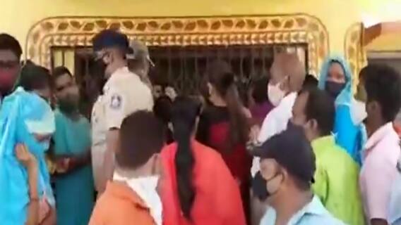 Surat: ઓલપાડના આ વેક્સિનેશન સેન્ટર પર ઉડ્યા કોરોનાના નિયમોના ધજાગરા,જુઓ વીડિયો