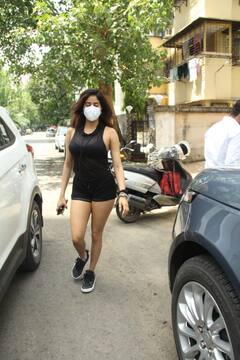 आधी रात को भाई Arjun Kapoor के बर्थडे सेलिब्रेशन के बाद कुछ ऐसे अंदाज में स्पॉट हुईं Janhvi Kapoor, देखते ही रह जाएंगे आप