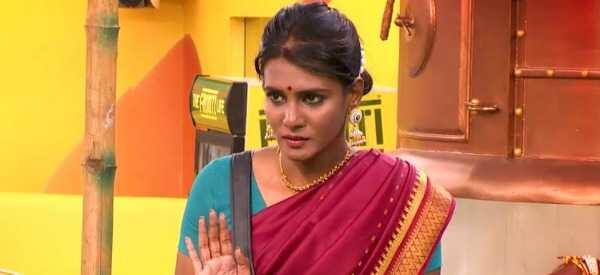 bigboss fam meera mitun sold her instagram page to youtuber சர்ர்ர்னு குறையுது... மீரா மிதுன் இன்ஸ்டா பக்கத்தை வாங்கிய பெண்ணுக்கு ஏற்பட்ட சோகம்!