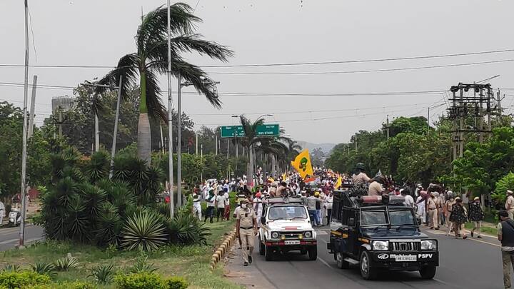 ਹੁਣ ਕਿਸਾਨ ਰਾਜ ਭਵਨ ਵੱਲ ਵੱਧ ਰਹੇ ਹਨ।