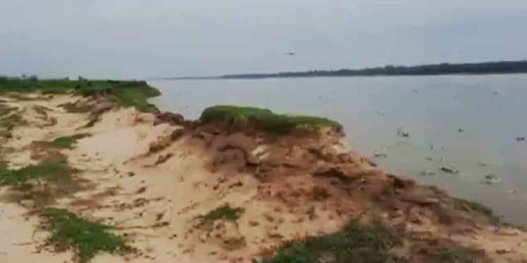 Illegal Sand mining leads to land erosion in Burdwan alleges locals অবৈধভাবে বালি খনন! বর্ধমানে চাষের জমি গিলে খাচ্ছে দামোদর