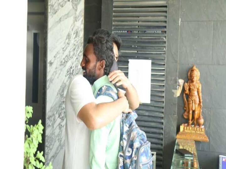 Ram Charan | 231 கிமீ நடந்தே வந்த ரசிகர்கள் - ஆரத்தழுவி வரவேற்ற ராம் சரண்! Ram Charan's fans walk 231 km to meet him, actor greets them with hugs. See pics Ram Charan | 231 கிமீ நடந்தே வந்த ரசிகர்கள் - ஆரத்தழுவி வரவேற்ற ராம் சரண்!