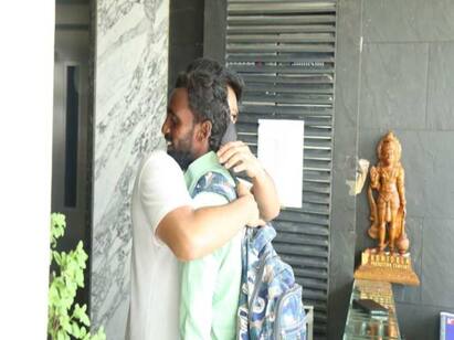 Ram Charans fans walk 231 km to meet him, actor greets them with hugs. See pics Ram Charan | 231 கிமீ நடந்தே வந்த ரசிகர்கள் - ஆரத்தழுவி வரவேற்ற ராம் சரண்!