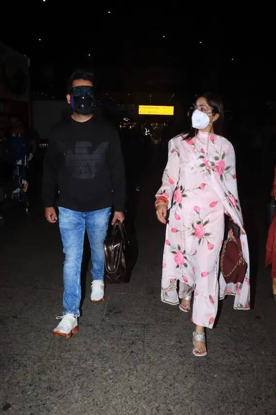 প্রথাগত হিন্দুমতে বিবাহবন্ধনে আবদ্ধ হন এই জুটি। উপস্থিত ছিলেন কাছের কিছু বন্ধু ও পরিবার। বিয়ের পর হিমাচলপ্রদেশ থেকে মুম্বই ফিরলেন ইয়ামি-আদিত্য।